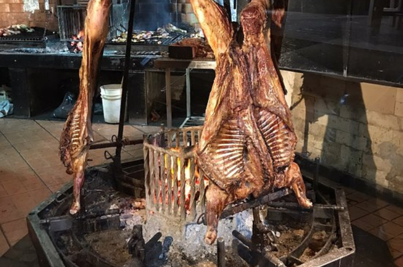 Asado Patagônico: Onde Experimentar a Autêntica Parrilla em Bariloche